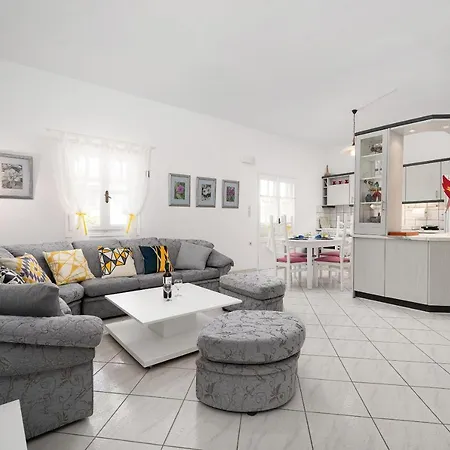 Garden House Apartment *